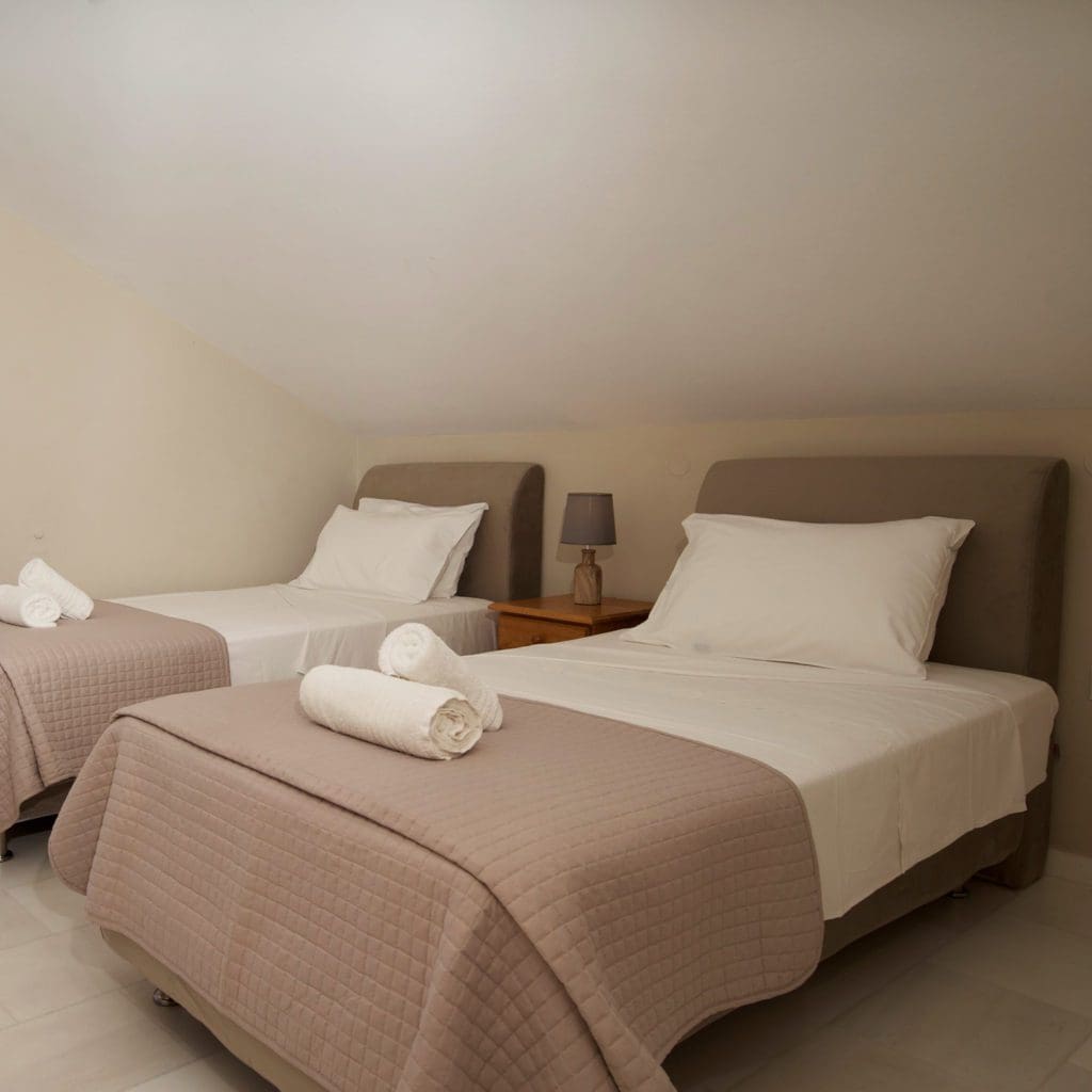 Bedroom with twin beds in Porto Fiscardo holiday apartment Kefalonia