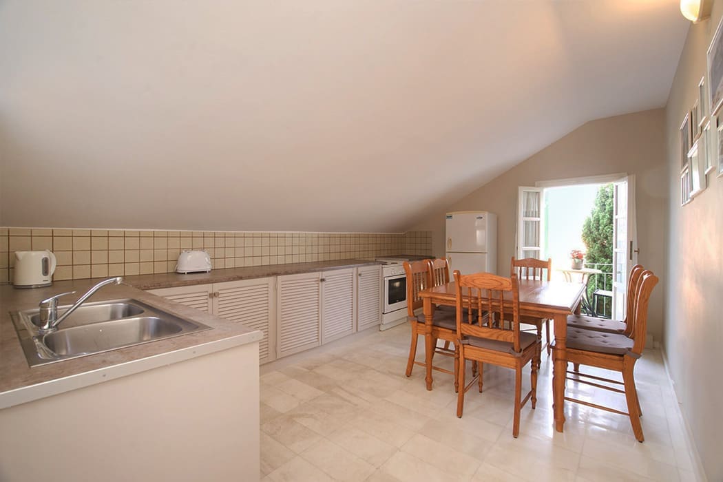 porto-fiscardo-room-9-kitchen